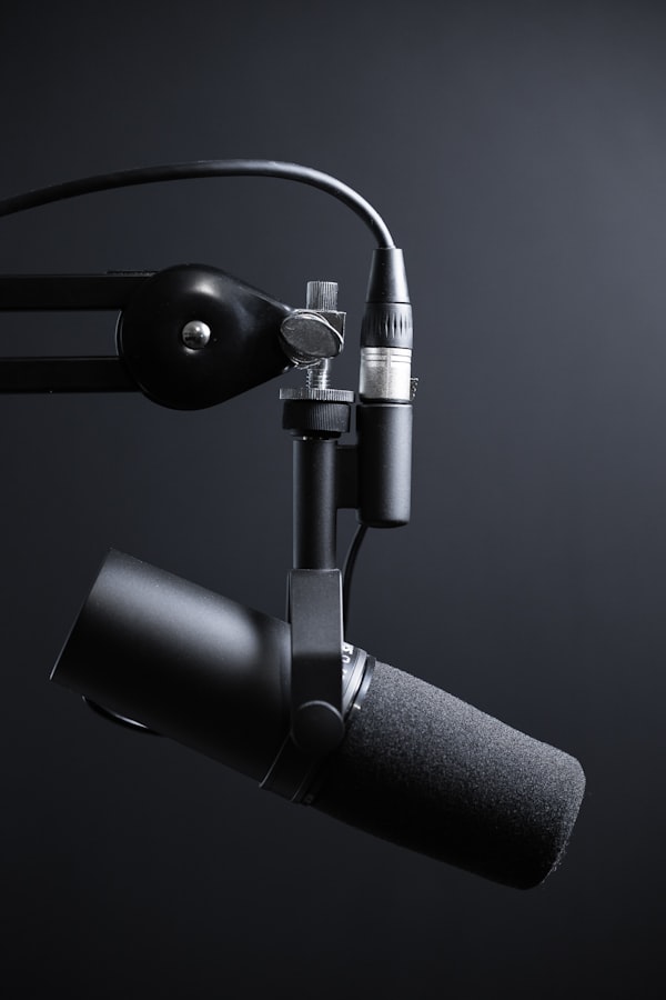Podcast Studio-Ausstattung mit Mikrofon und Mischpult