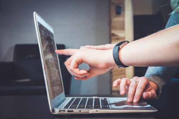 Person erstellt Grafiken und Video-Lektionen auf einem Computer